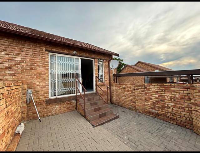 2 BEDROOM PROPERTY TO RENT IN KOSMOSDAL